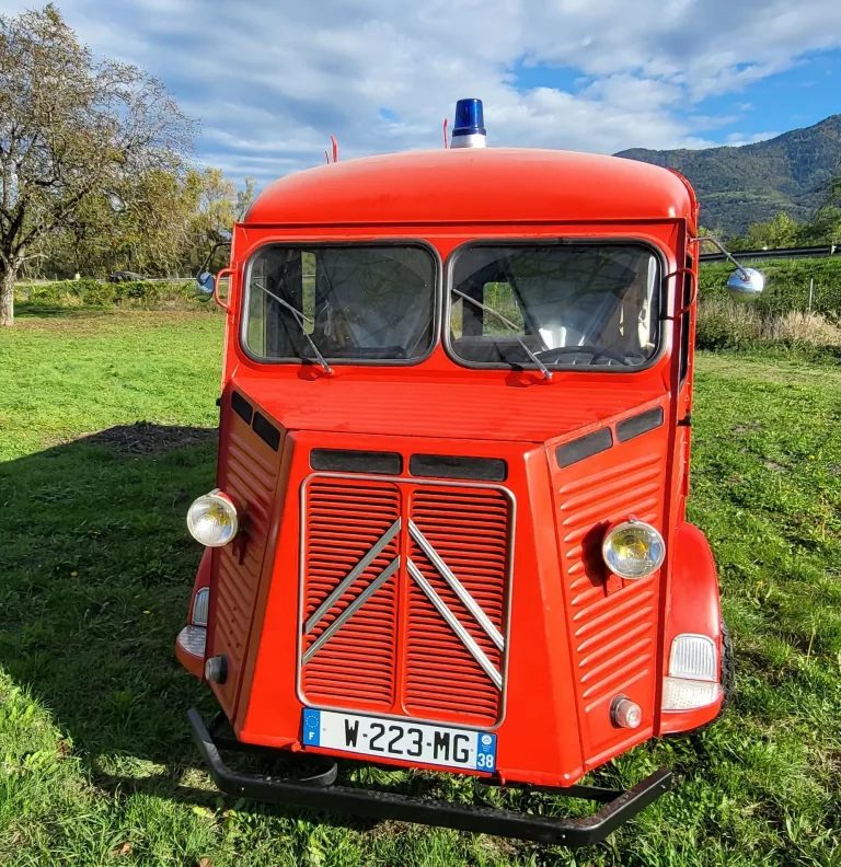 Photo du devant du van "Pimpon" qui est un van rouge ancien camion de pomier de la marque Citroën