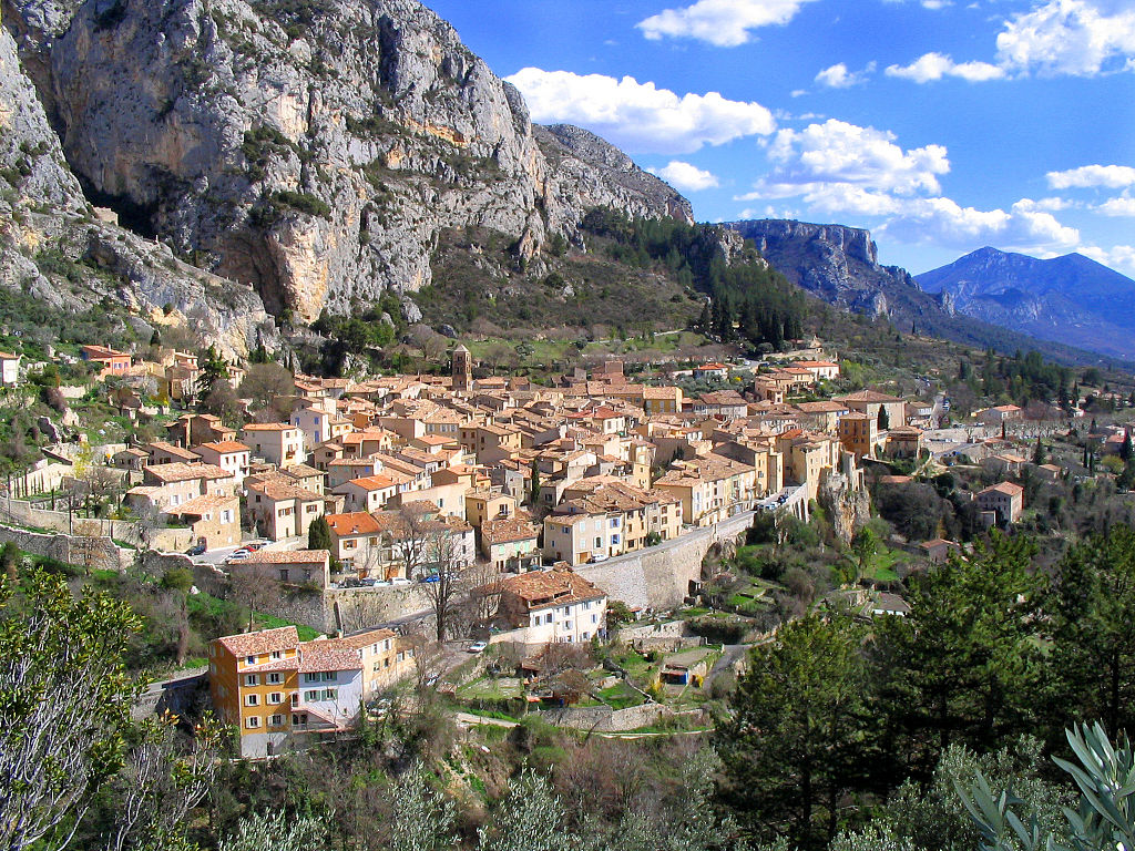 Vue semie-aérienne du village de Moustiers-Saint-Marie