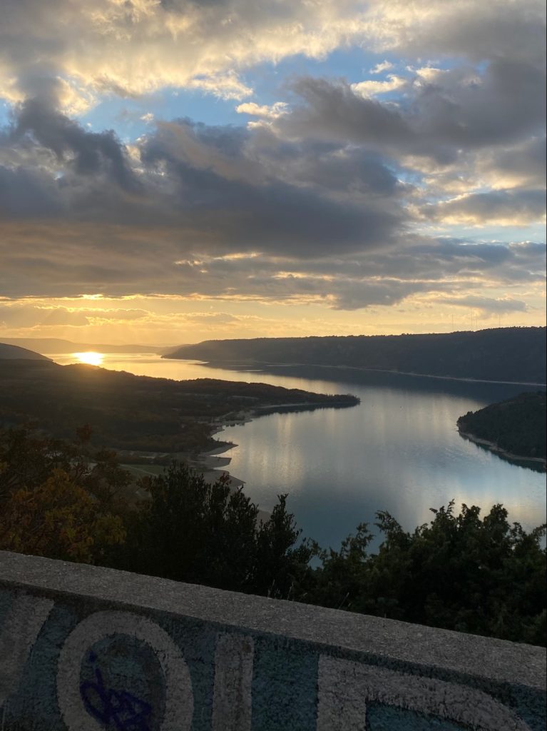 Le lac de Sainte-Croix et un magnifique couché de soleil