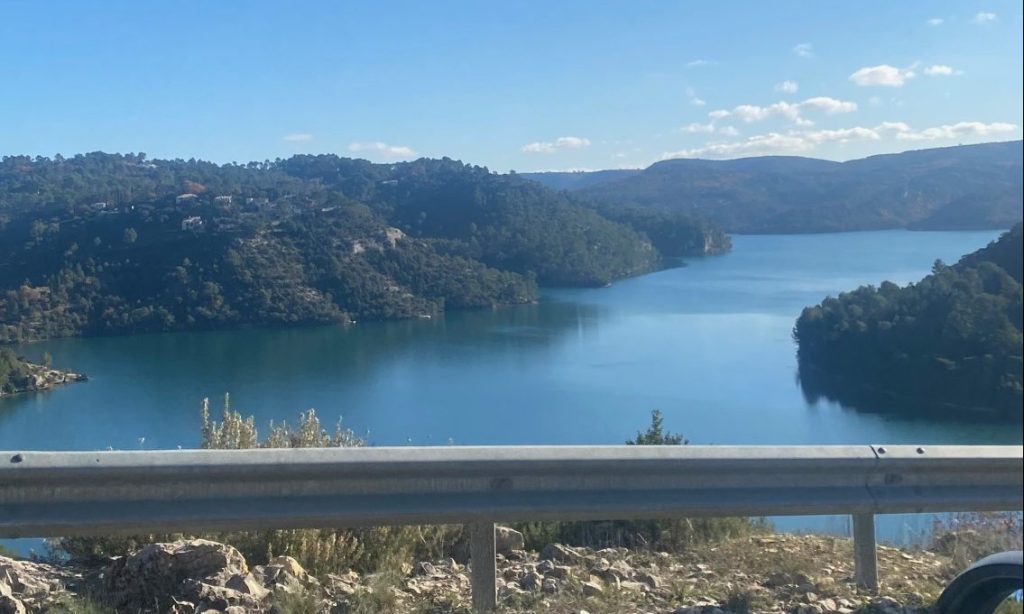 Vu du lac d'Esparron