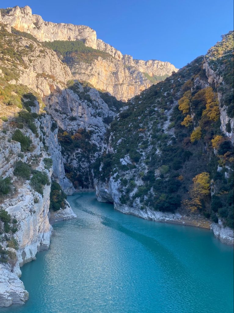 Vue de la jeté du Verdon dans le lac de Sainte-Croix depuis le pont de Galetas