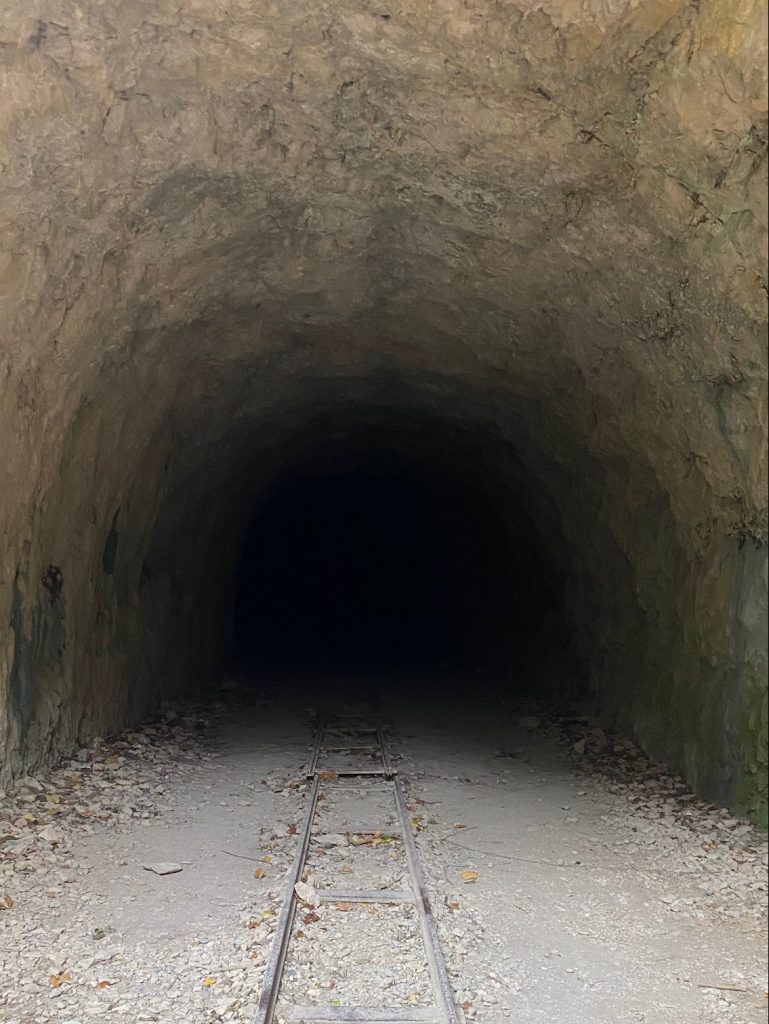 Un des tunnels creusé à la pioche