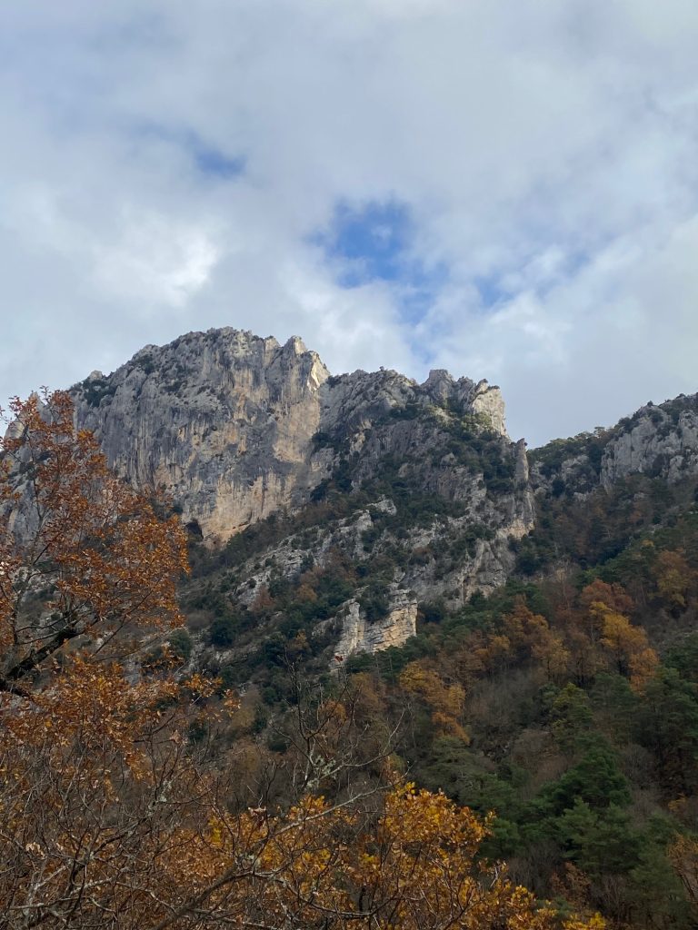 Photo d'une des falaises surplombant le sentier Blanc Martel