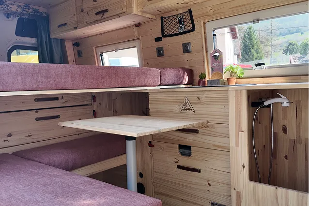 Intérieur de van aménagé