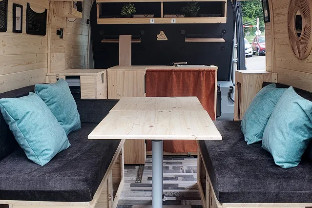 Intérieur de van aménagé