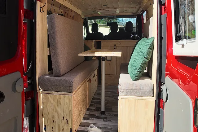 Intérieur de van aménagé