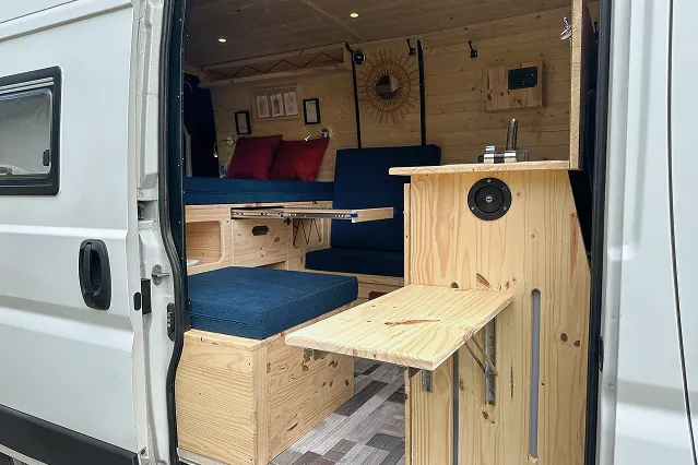 Intérieur de van aménagé