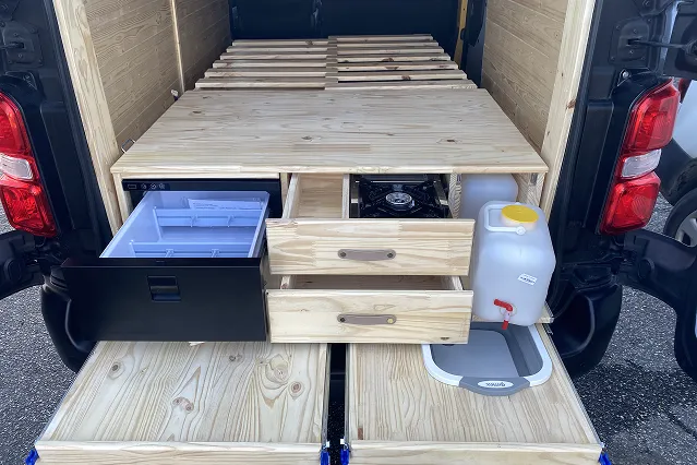 Intérieur de van aménagé