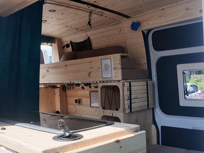 Intérieur de van aménagé