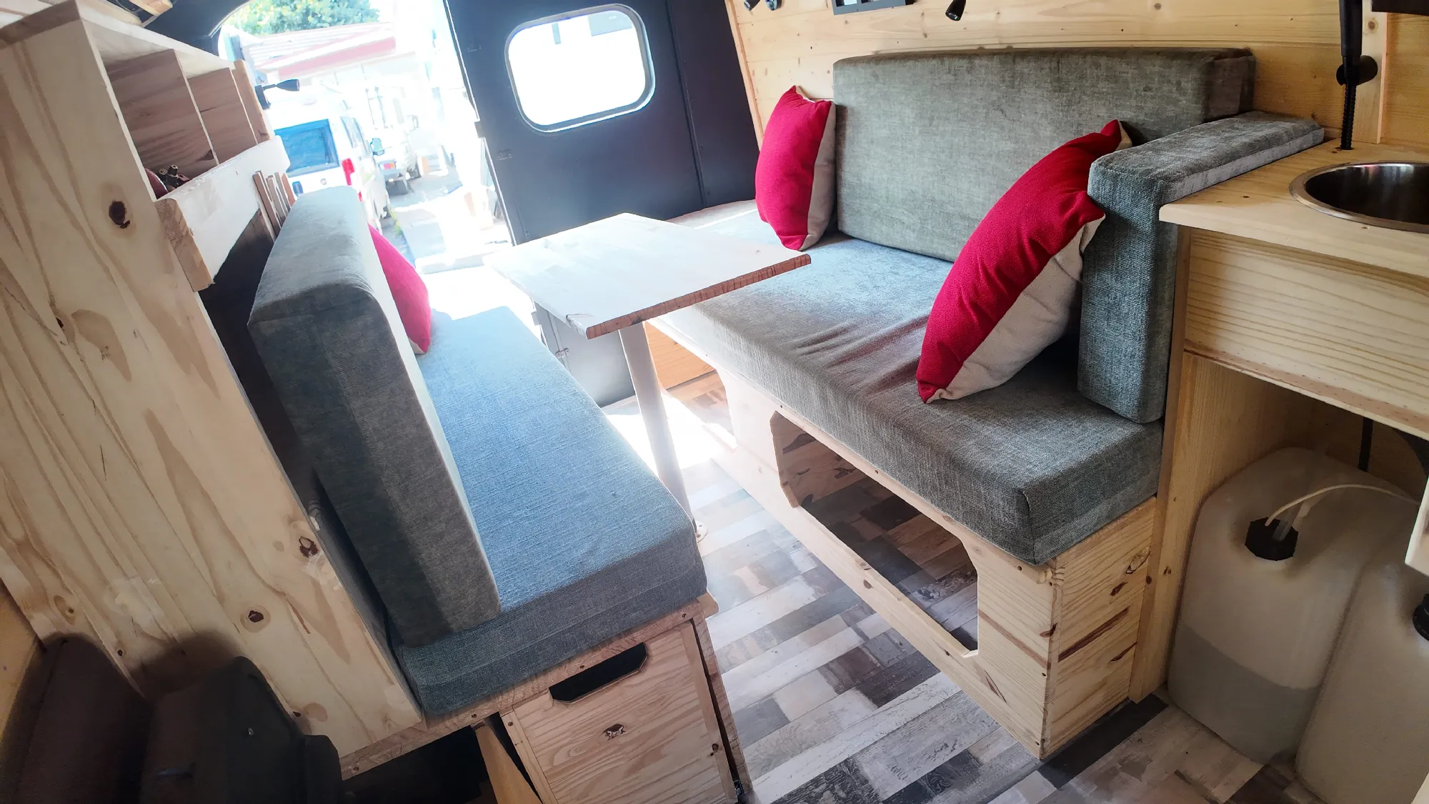 Intérieur de van aménagé