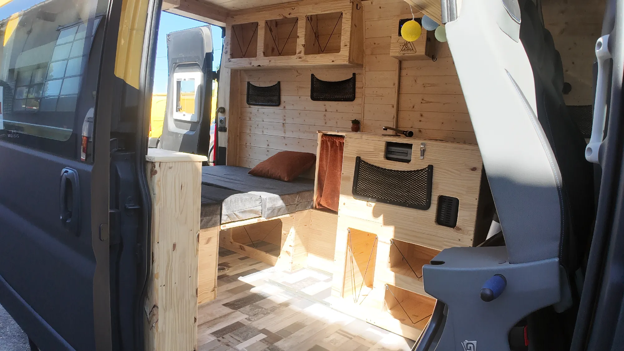 Intérieur de van aménagé