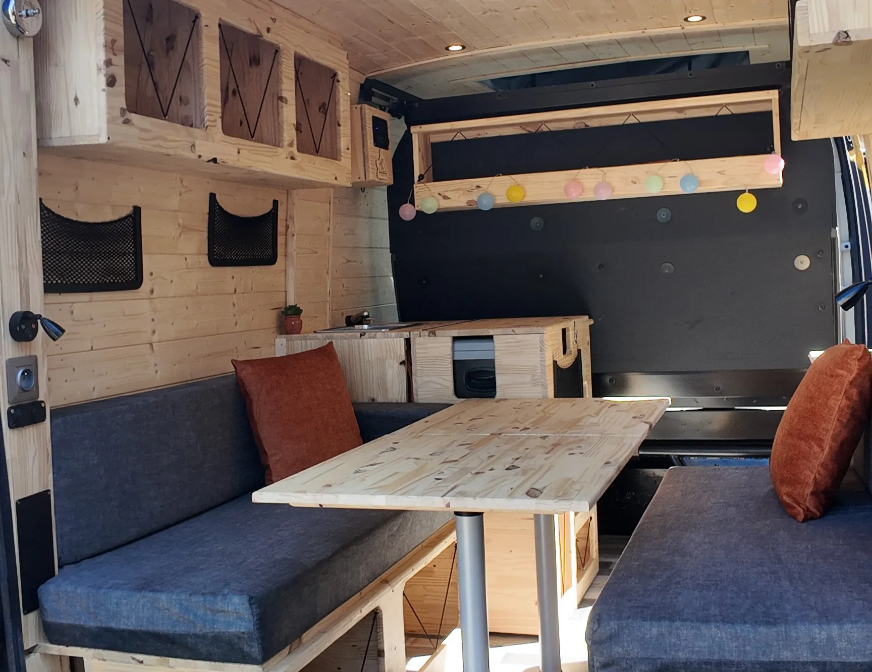 Intérieur de van aménagé